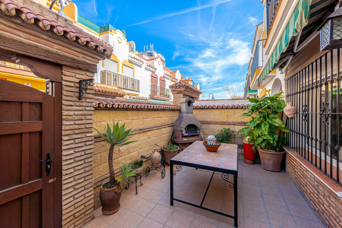Great townhouse with 4 bedrooms, a bathroom and two toilets, located in Mijas Costa, area El Albero,, Spain