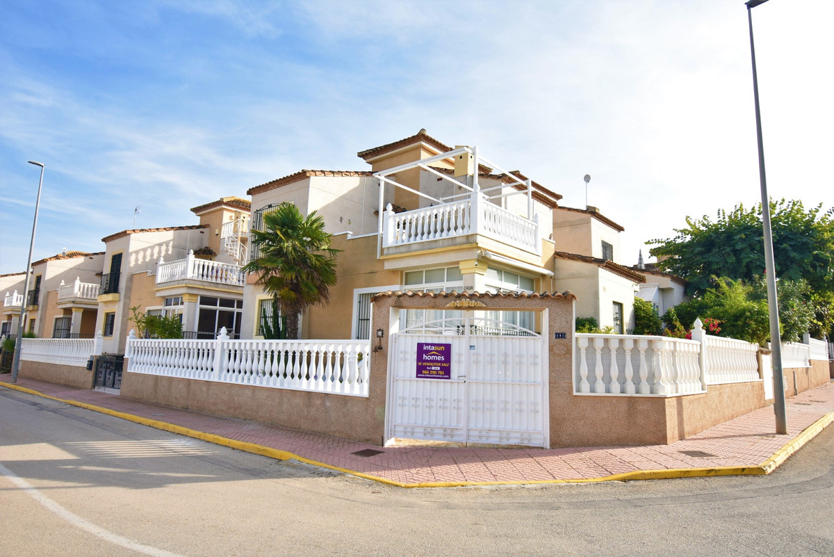 NEW LISTINGThis three bedroom, two bathroom detached villa is located on the edge of the Montebello , Spain