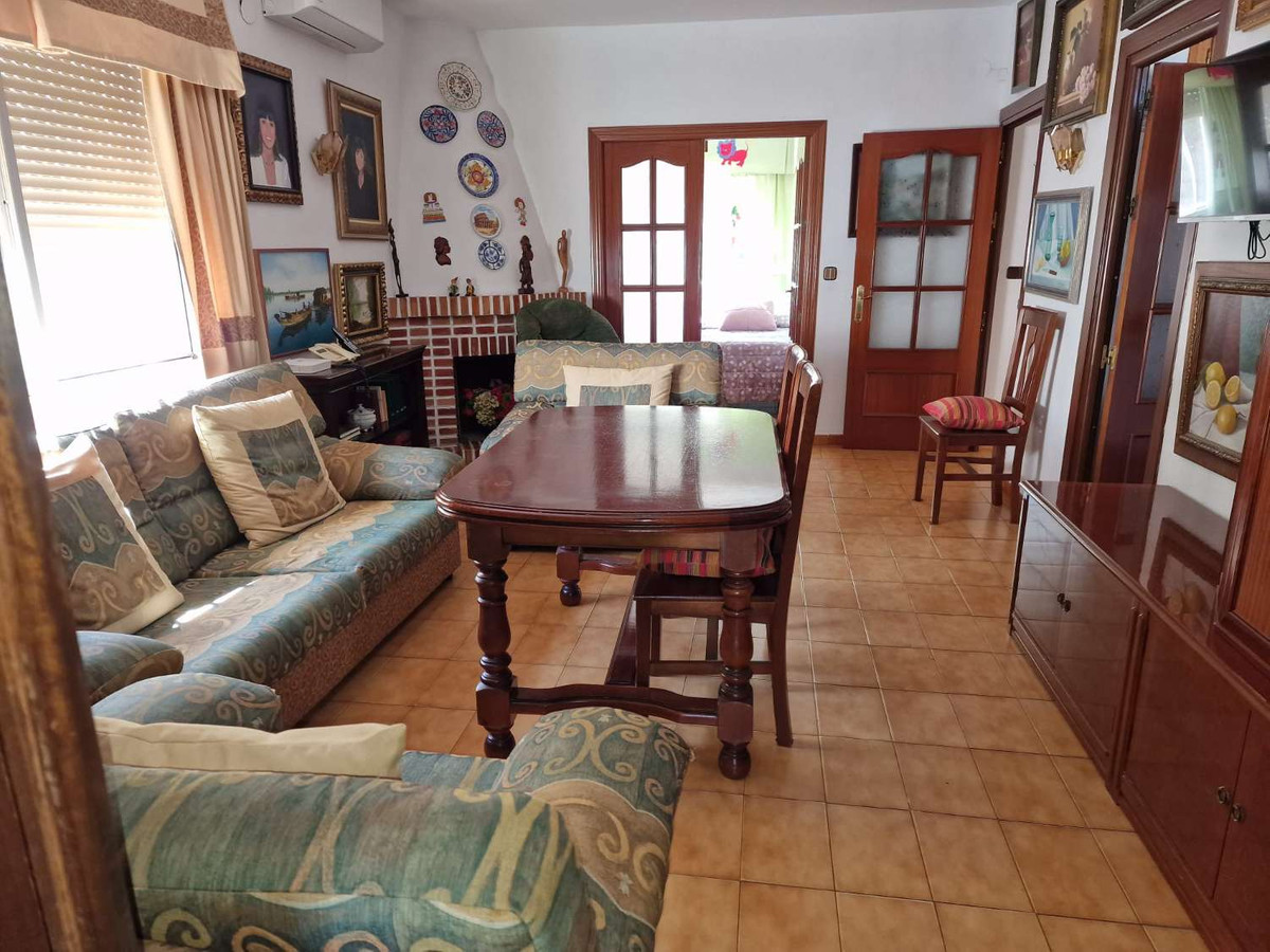 3293-VA for sale a spacious villa on a 558 m2 plot, on the ground floor there is a living room with fireplace, an independent fitted kitchen, 4 bed...
