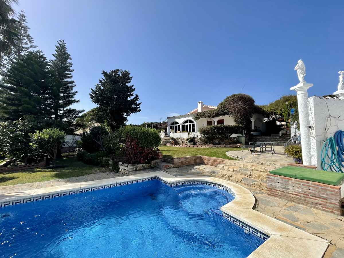 Magnificent villa in Estepona in a private and quiet urbanization URBANIZACION DON PEDRO, consists o, Spain