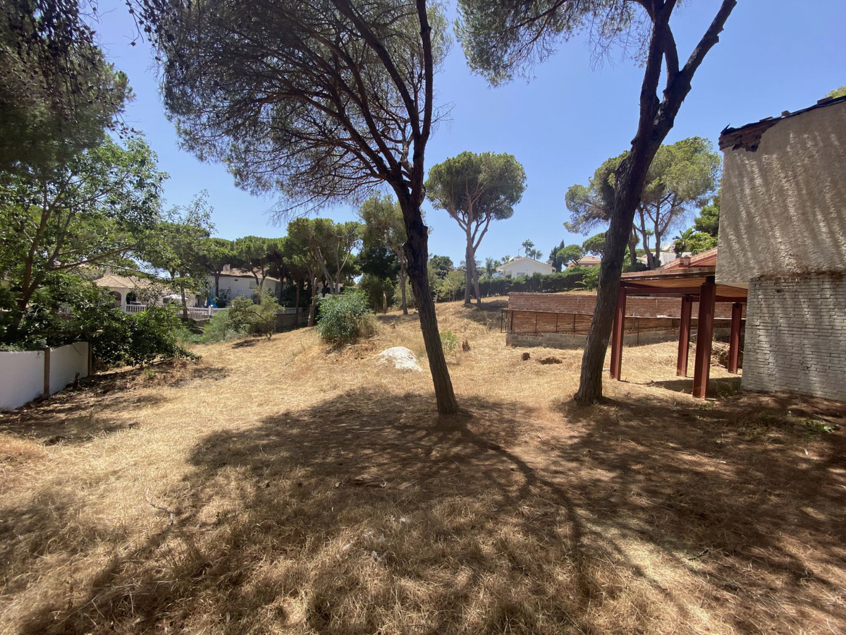 Large plot now available in lower Calahonda. Buildings and plans available but current buildings can, Spain