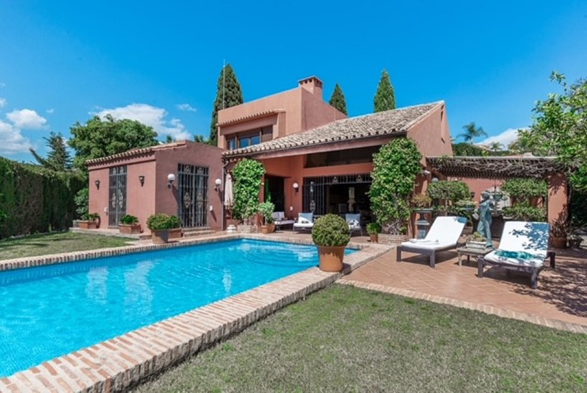 Vrijstaande Villa te koop in Nueva Andalucía R4411057