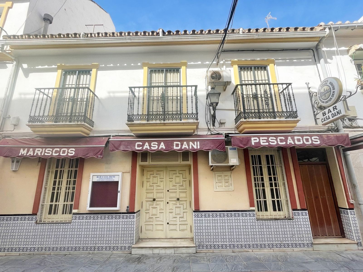 Complete building of 202m² in Fuengirola center, ideal for Refurbishment
The ground floor is a local, Spain