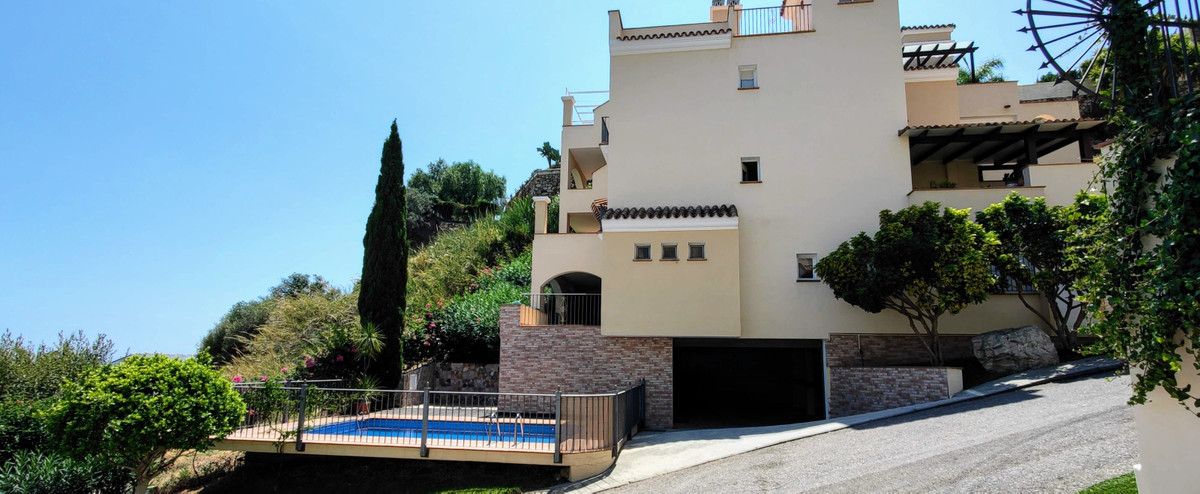 Spacious 3 bedroom, second floor Penthouse with many large terraces in Puerto Del Almendro, Benahavi, Spain