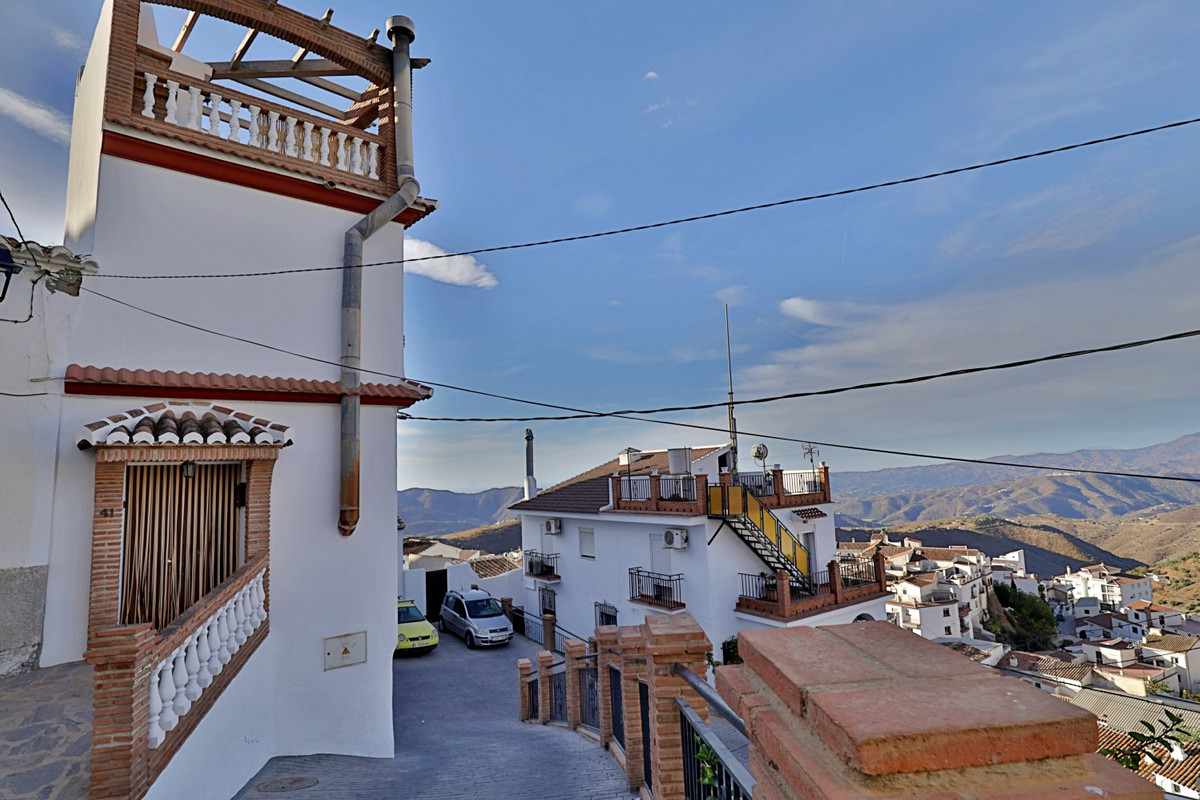 We present you the possibility to become independent in this three-storey townhouse, with an exempla, Spain