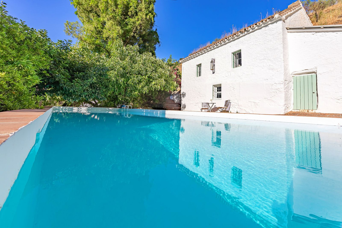 Magnificent dream house in an old mill from the 16th century, in an idyllic setting by the river, with beautiful landscapes with fruit trees in a n...
