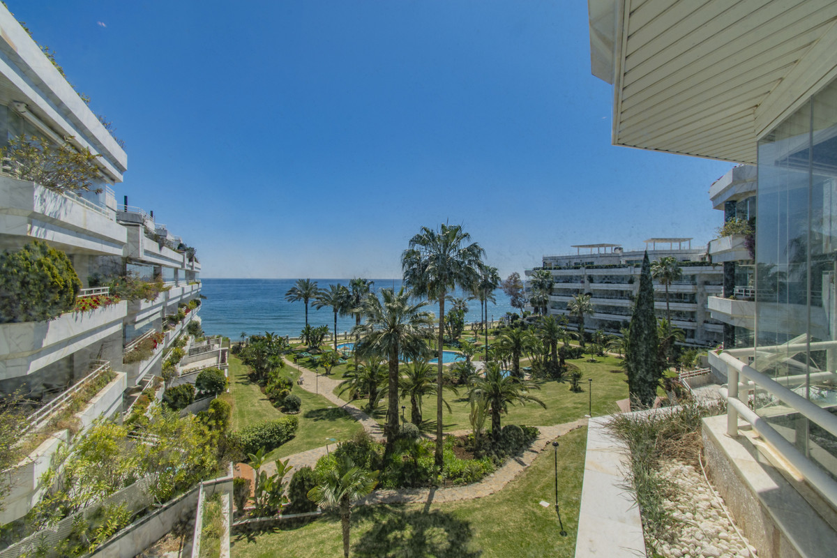 FIRST LINE BEACH - WITH SEA VIEWS - GOLDEN MILE OF MARBELLA
Fantastic beachfront property located in, Spain