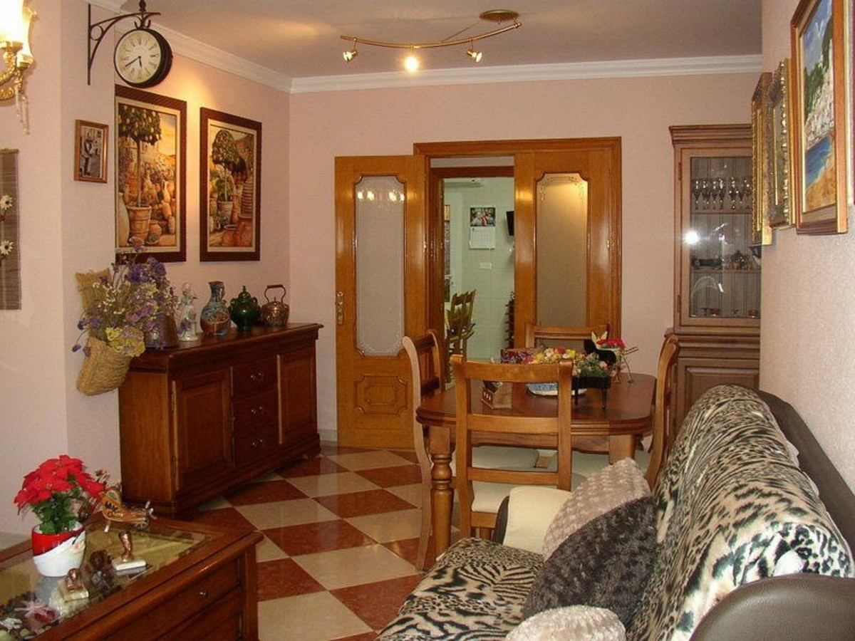 This well-located family home is located in a quiet area on the outskirts of the centre of Alora.