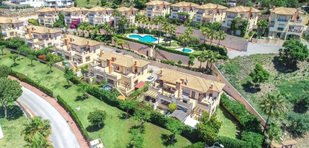Semi-Vrijstaande Villa te koop in Riviera del Sol R4661929