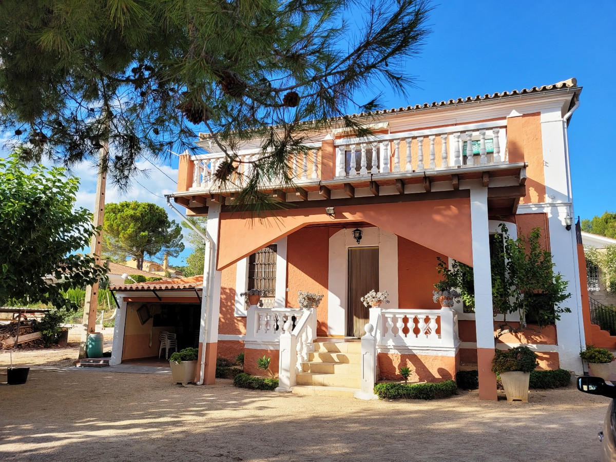 Are you looking for a property at walking distance to town, and a school across the road,  but still, Spain