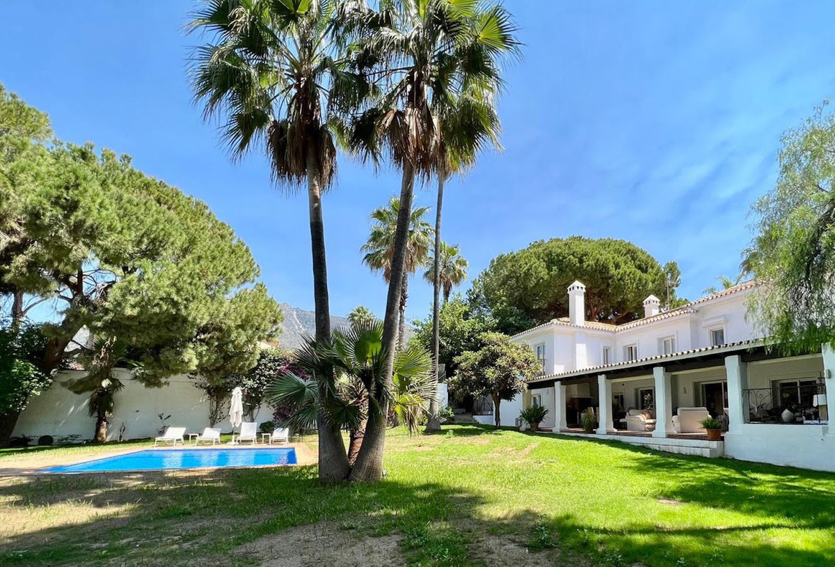 Modern  2 level villa with panoramic views of the mountain, tastefully decorated for maximum comfort, Spain