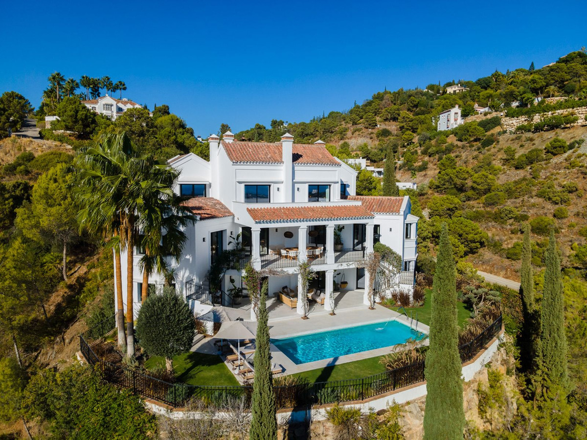 5 bedroom Villa For Sale in El Madroñal, Málaga