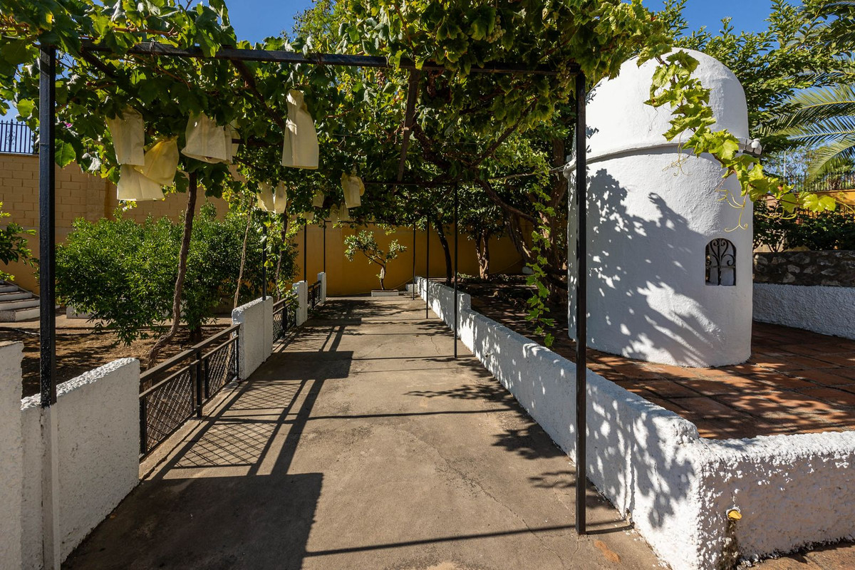Villa te koop in Alhaurín de la Torre R4394590
