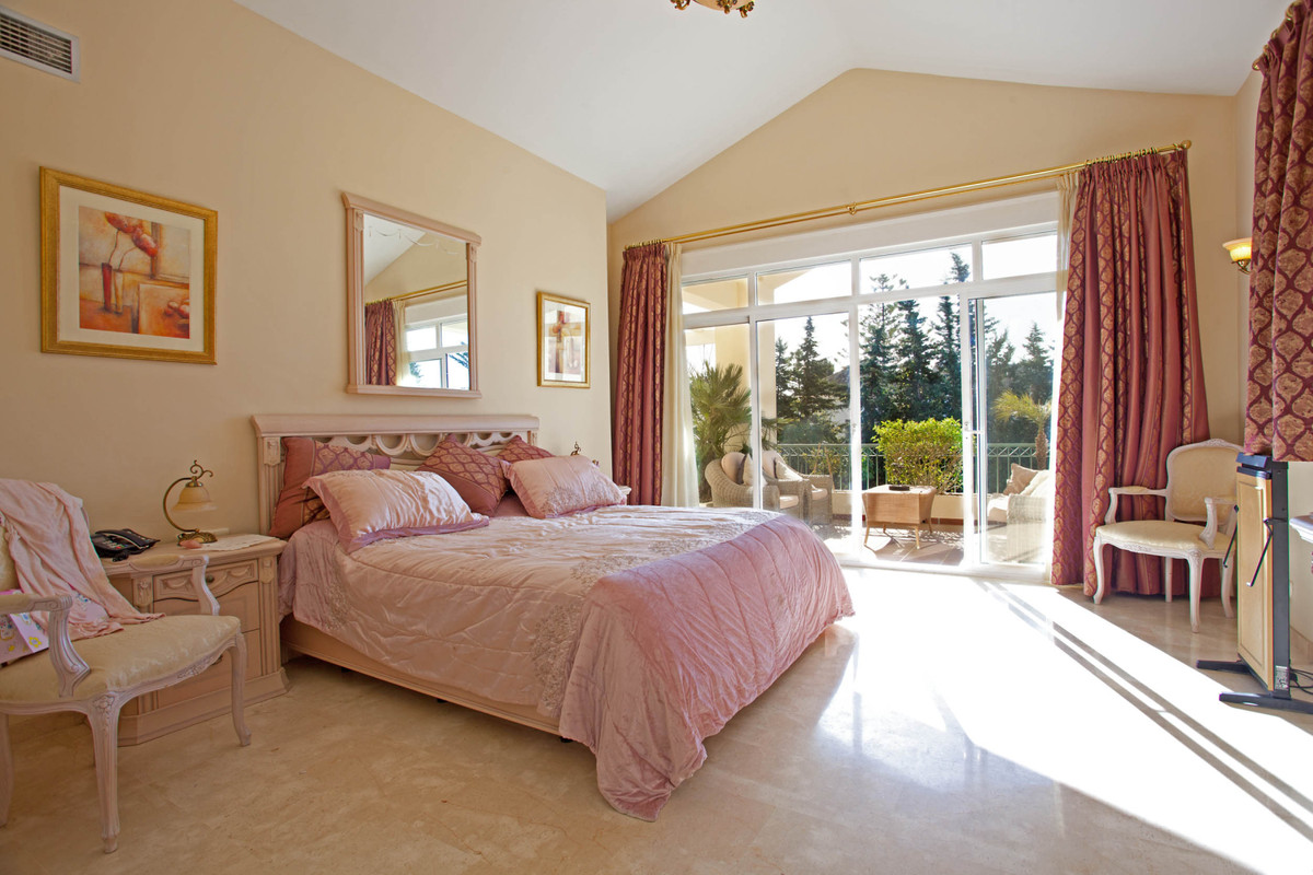 4 bedroom Villa For Sale in New Golden Mile, Málaga - thumb 32