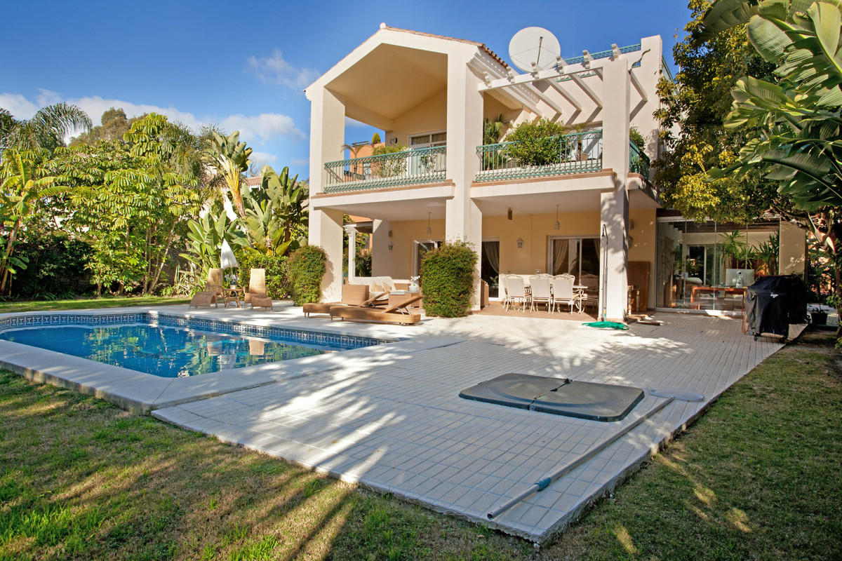 4 bedroom Villa For Sale in New Golden Mile, Málaga - thumb 37