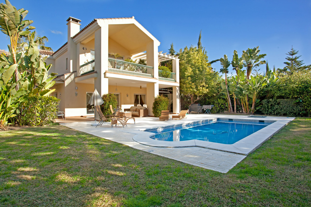 4 bedroom Villa For Sale in New Golden Mile, Málaga - thumb 42