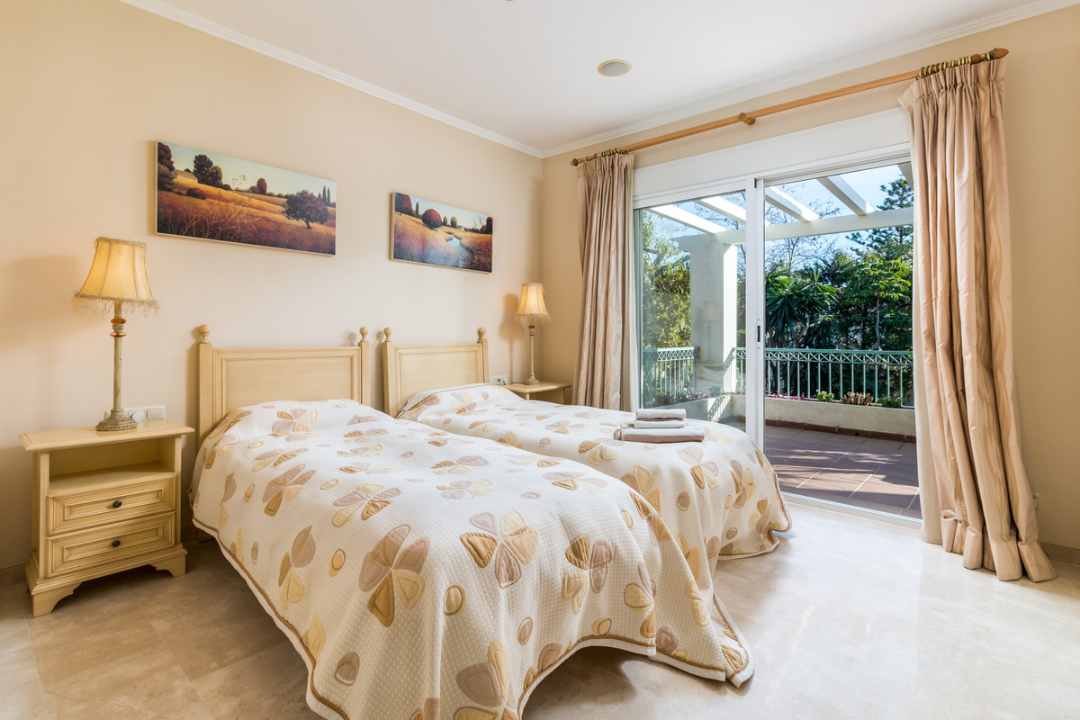 4 bedroom Villa For Sale in New Golden Mile, Málaga - thumb 9