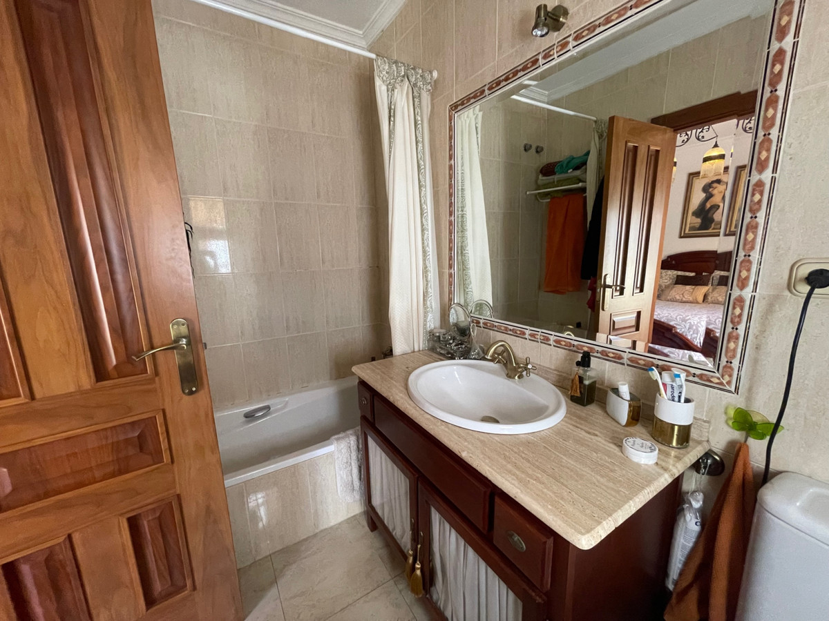 4 bedroom Villa For Sale in Calahonda, Málaga - thumb 37