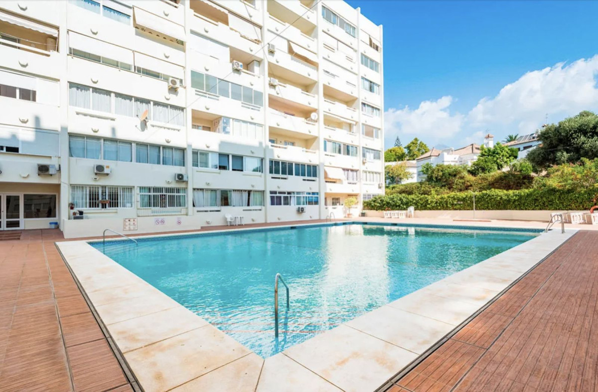 						Apartamento  Planta Media
																					en alquiler
																			 en Marbella
					