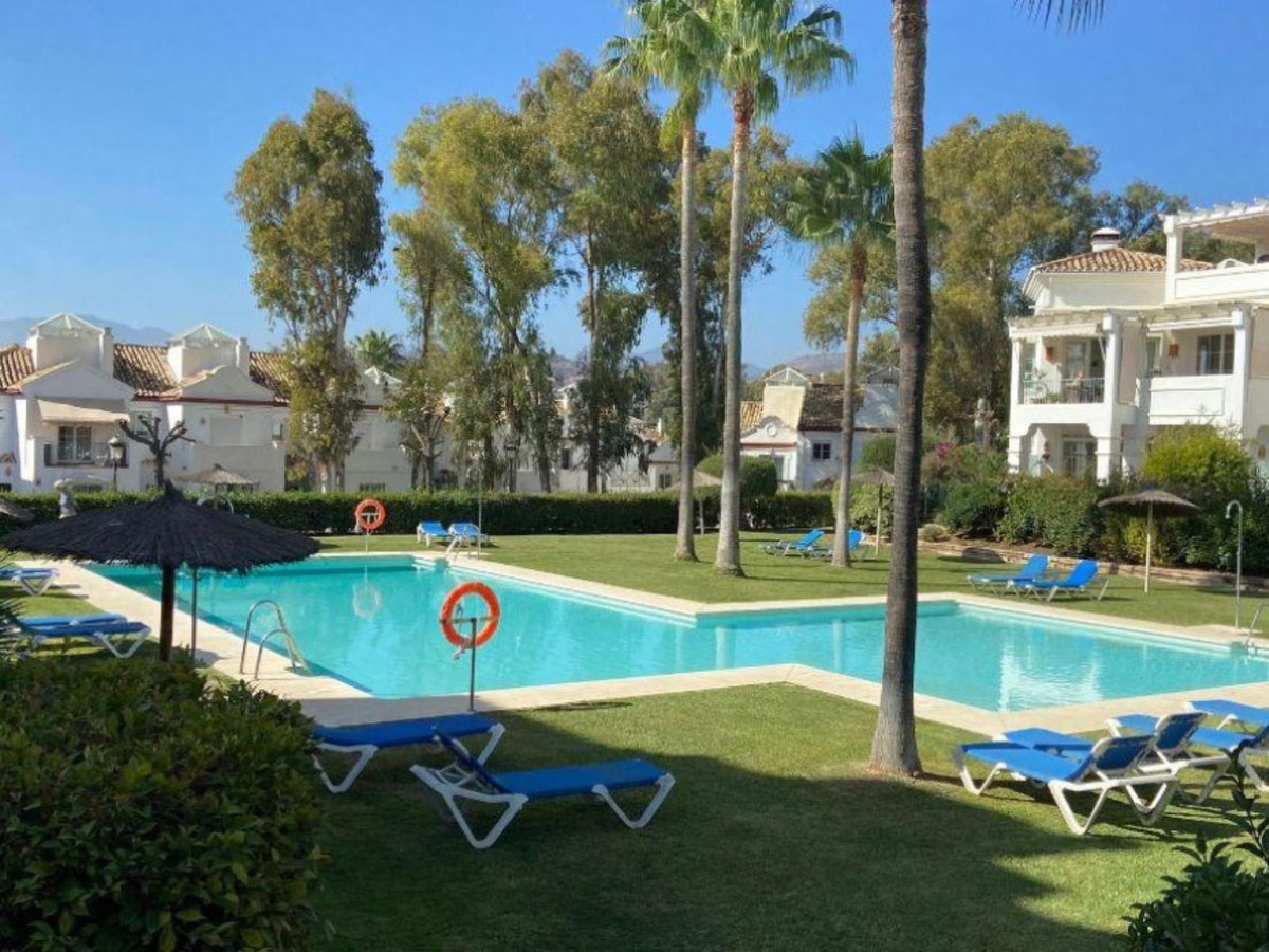Fantastic corner garden apartment situated in one the most most prestigious urbanisations in Marbell, Spain