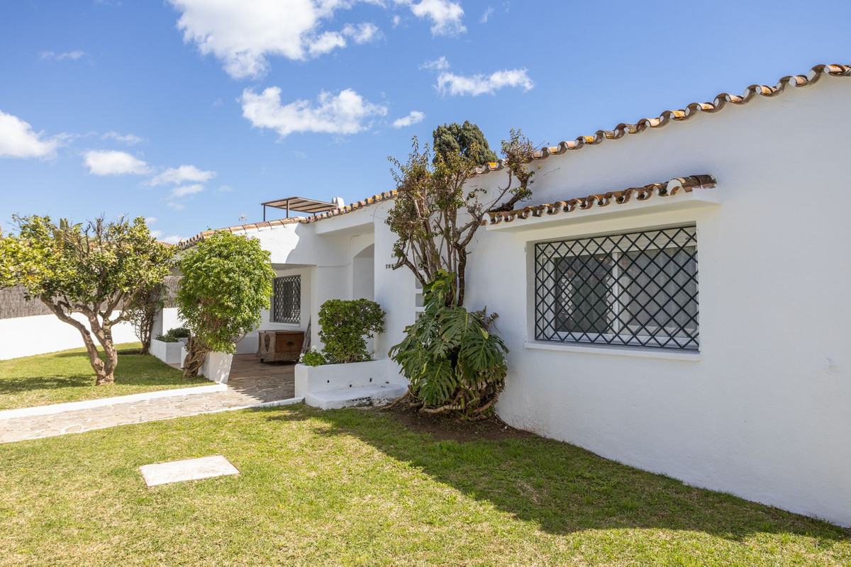 						Villa  Individuelle
																					en location
																			 à Guadalmina Baja
					