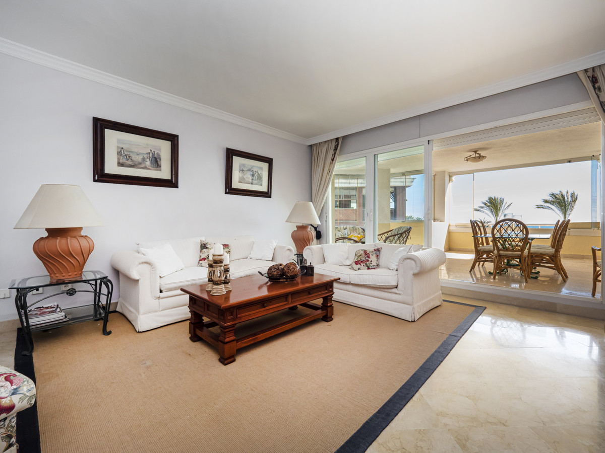 Front line beach apartment in La Herradura. Second floor, facing south to east. Direct views to the beach and sea, walking distance to Puerto Banus.