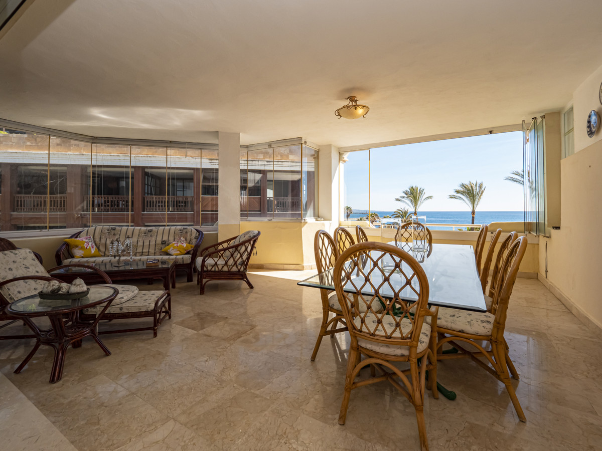 Front line beach apartment in La Herradura. Second floor, facing south to east. Direct views to the beach and sea, walking distance to Puerto Banus.