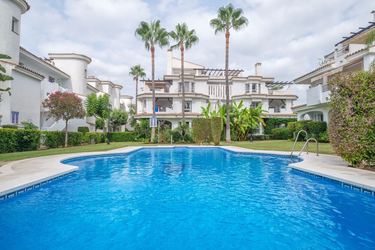 BIG OPPORTUNITY: Bright apartment in Urbanization Los Naranjos, Marbella

Big price drop on this gre, Spain