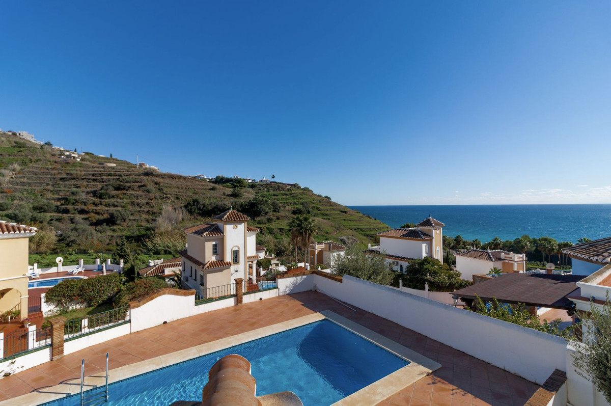 Wonderful villa located in Tamango Hill, Nerja with excellent sea views and of the surrounding countryside.