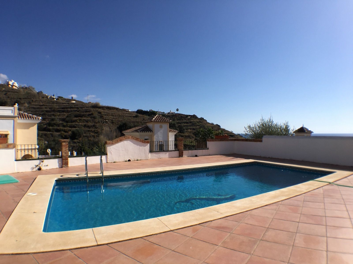 Wonderful villa located in Tamango Hill, Nerja with excellent sea views and of the surrounding countryside.