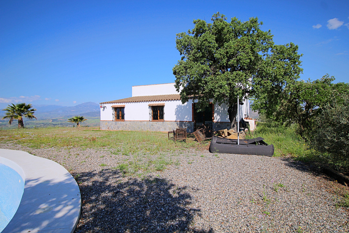 Beautiful finca with a 10,000 m2 plot, and a house of 170 m2 built, 2 bedrooms and 1 bathroom.