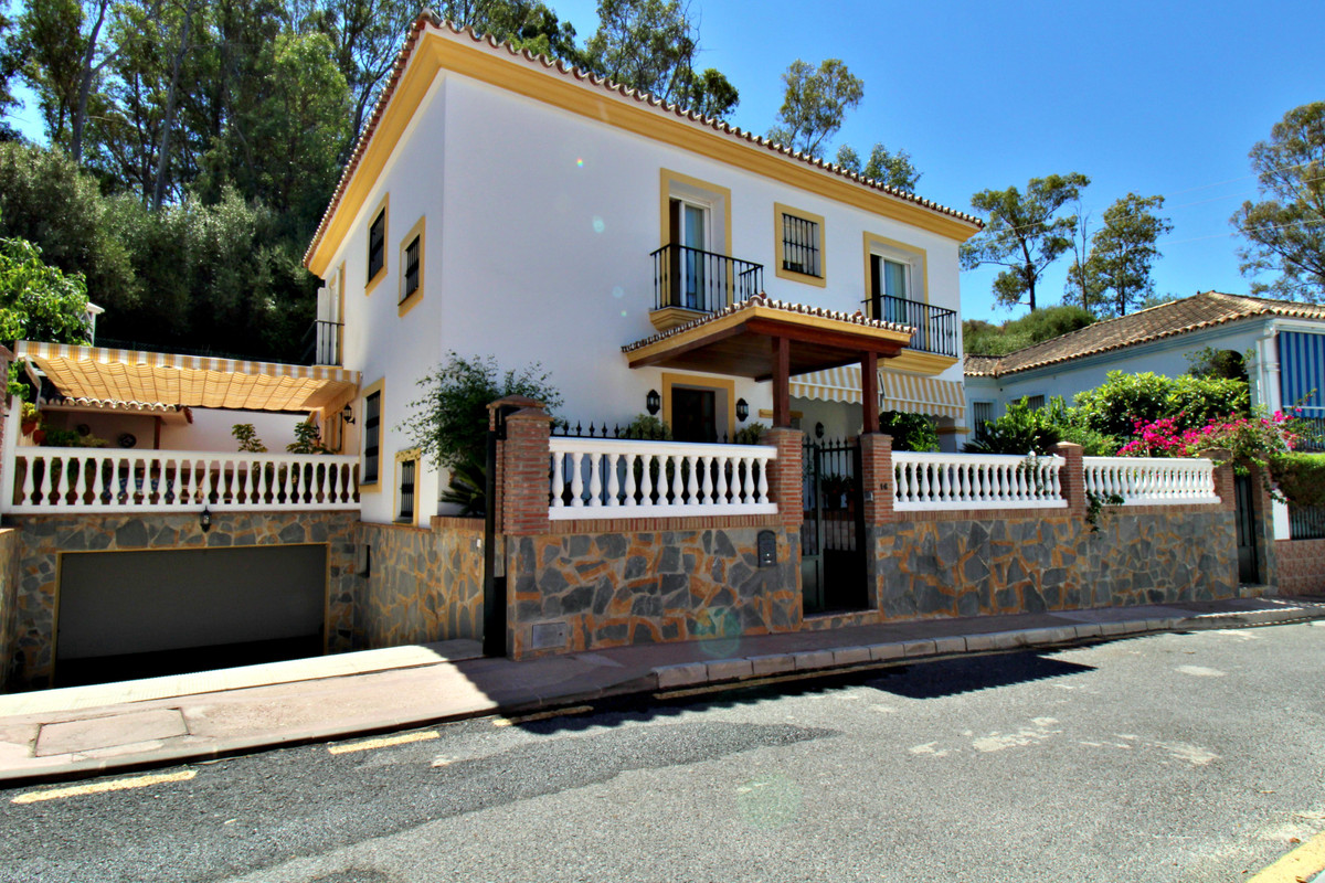 5 bed Property For Sale in La Quinta, Costa del Sol - thumb 1