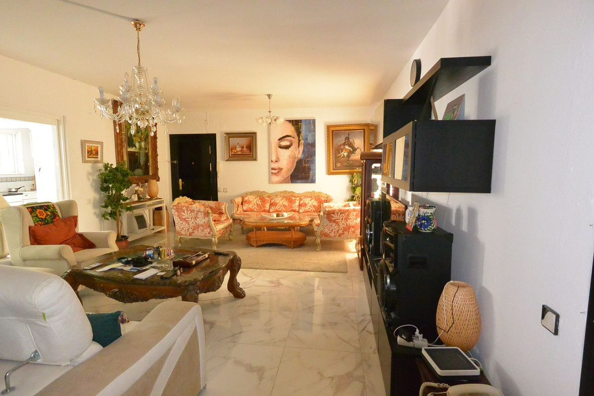 4 bed Apartment for sale in Puerto Banús