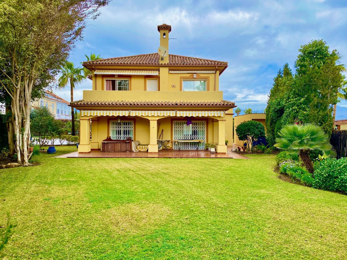 Detached Villa for sale in Atalaya, Costa del Sol