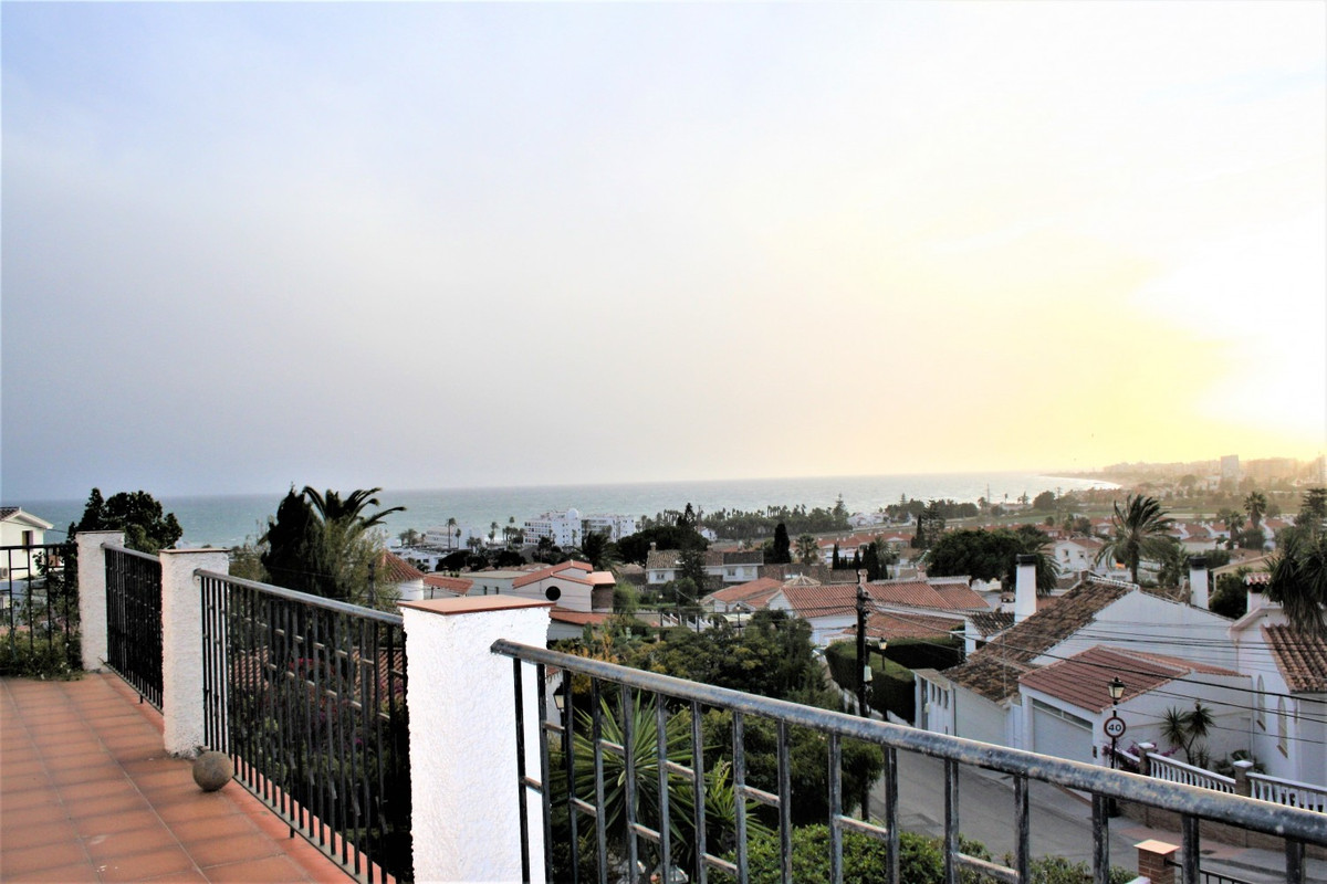 Bright and spacious house with beautiful views of the sea and the bay, a 5-minute walk to the beach and the port of Caleta.
