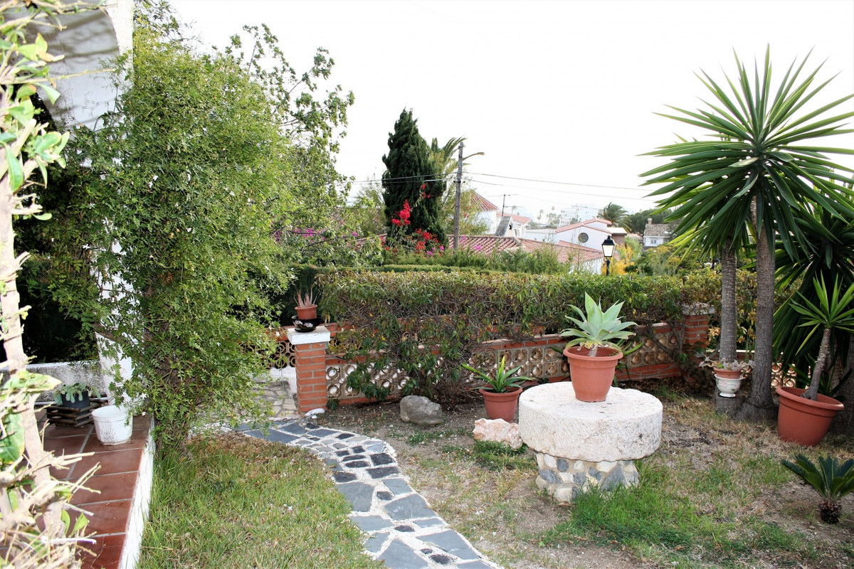Bright and spacious house with beautiful views of the sea and the bay, a 5-minute walk to the beach and the port of Caleta.