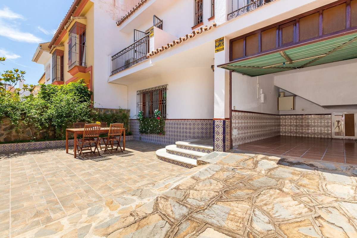 4 bed Villa for sale in Fuengirola
