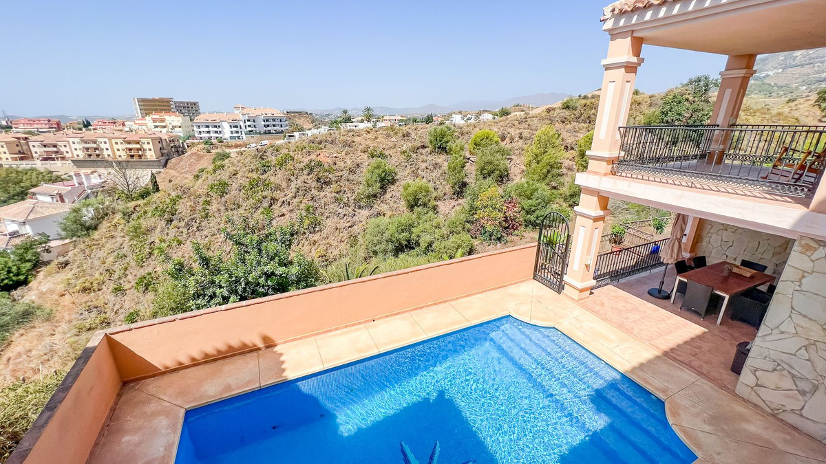 Beautifully presented detached 4 bedroom Villa in Torreblanca with private pool. 
The property showc, Spain