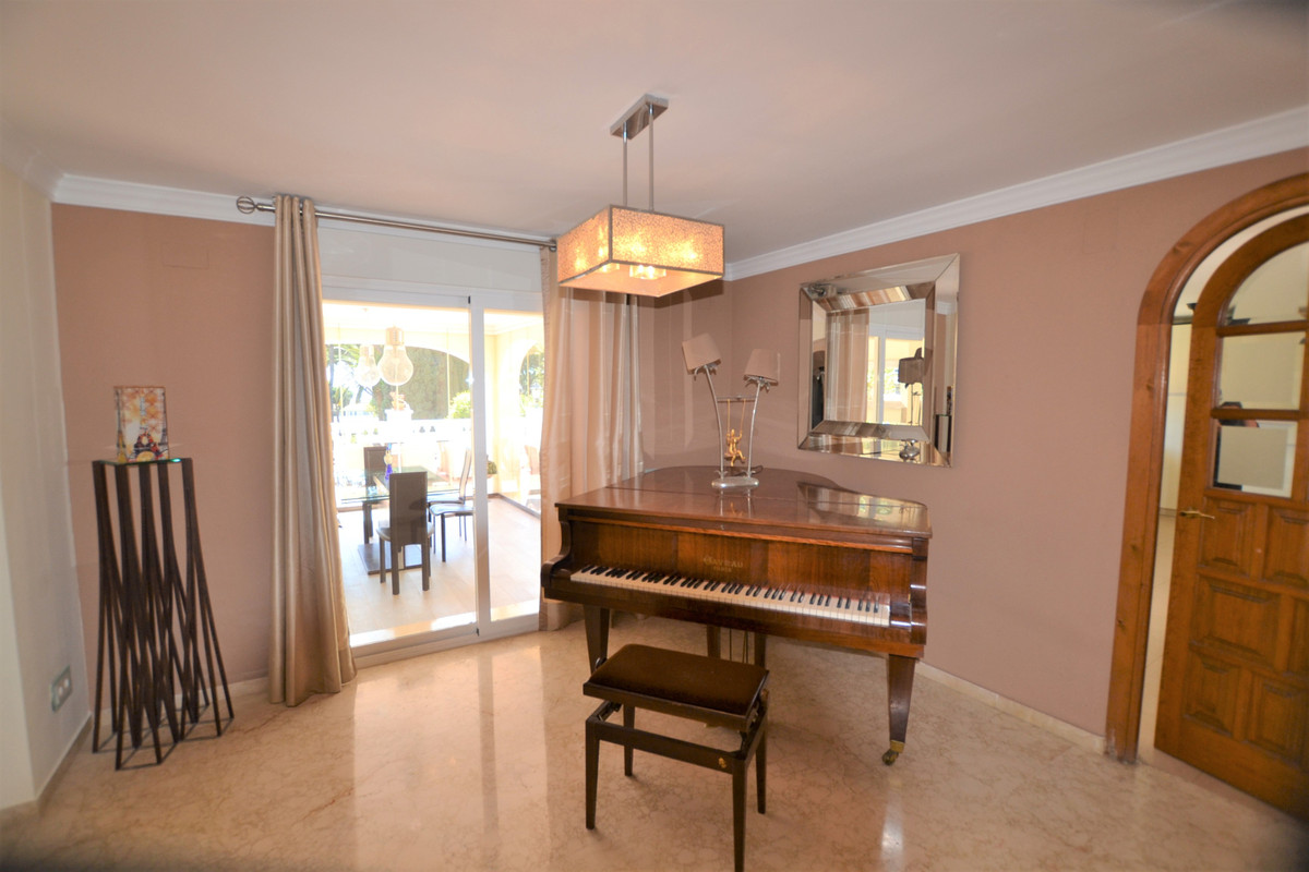 5 bedroom Villa For Sale in Calahonda, Málaga - thumb 23