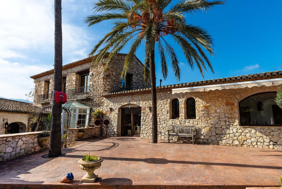 Six Seconds Properties presents this unique estate, an old water mill that has been restored in 1984 Spain