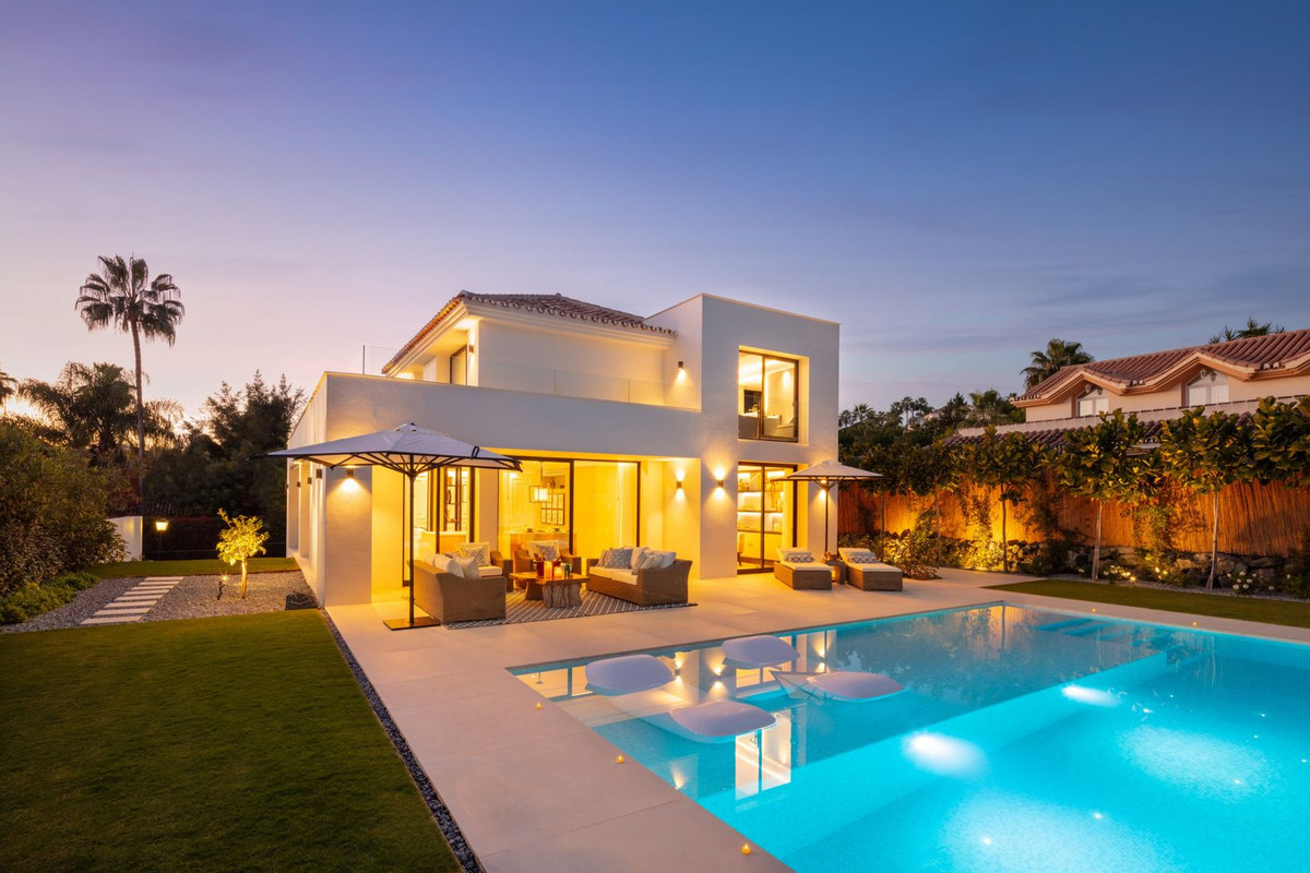 Vrijstaande Villa te koop in Nueva Andalucía R4363483
