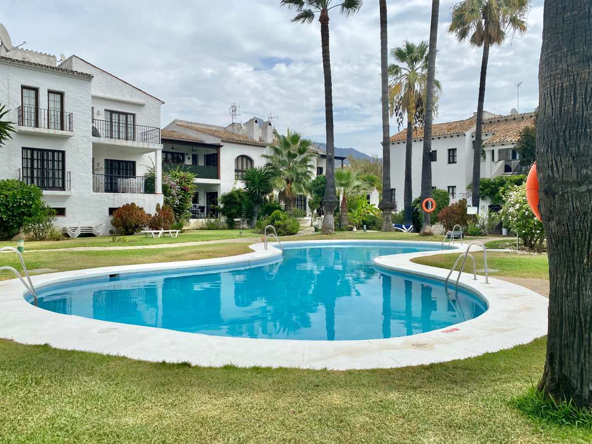 Ground Floor Apartment for sale in Nueva Andalucía R4411495