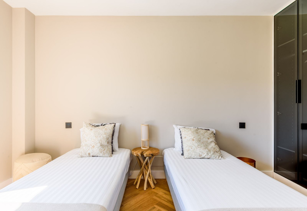 7 bedroom Villa For Sale in Elviria, Málaga - thumb 9