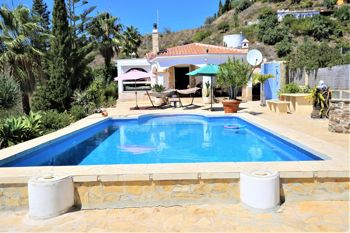 Country house in a great location, not far from the coast, with 2 bedrooms, 2 bathrooms, garage, swi, Spain