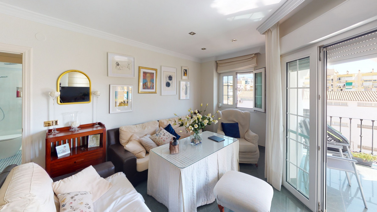 Exclusive duplex penthouse in the heart of Torre del Mar, next to the promenade, and within walking distance of bars, restaurants and stores.