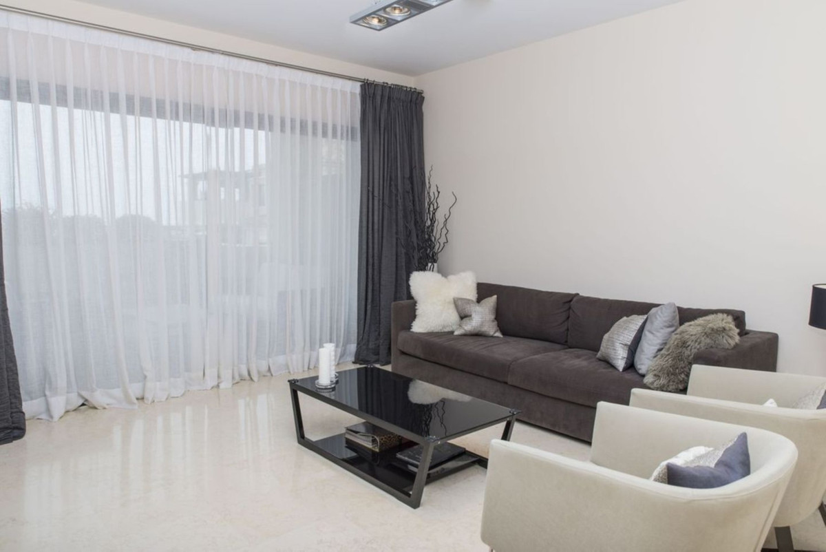 2 bed Property For Sale in Benahavís, Costa del Sol - thumb 5