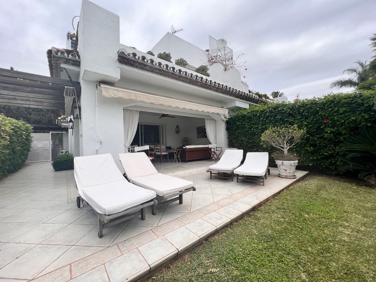 						Villa  Pareada
																					en alquiler
																			 en Guadalmina Baja
					