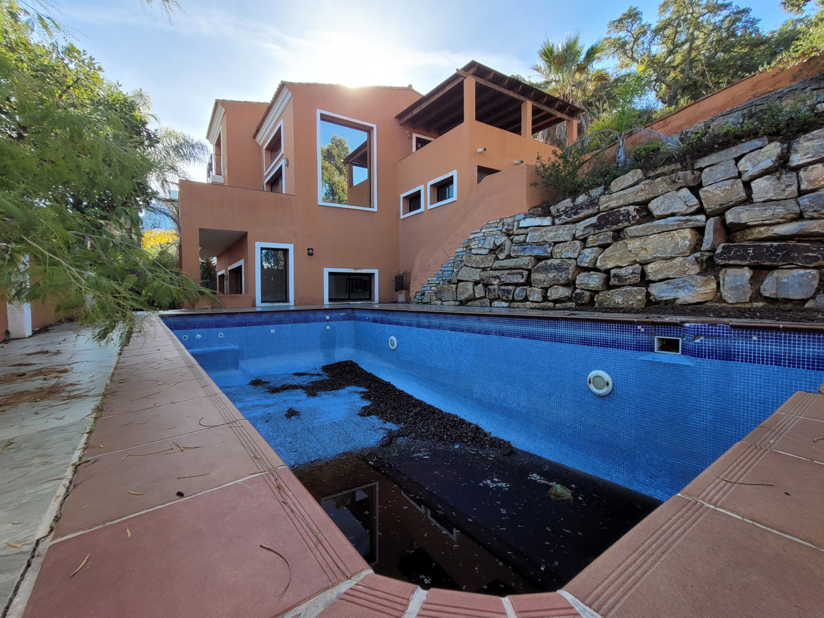 Bank repossession - Stunning modern open plan villa situated in the Marbella mountains of La Mairena, Spain