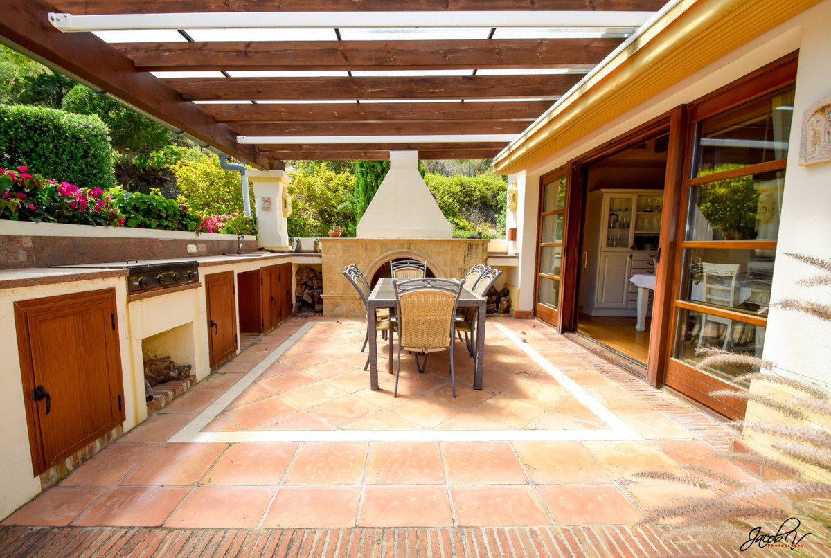 5 Bedroom Villa For Sale - La Zagaleta, Benahavis