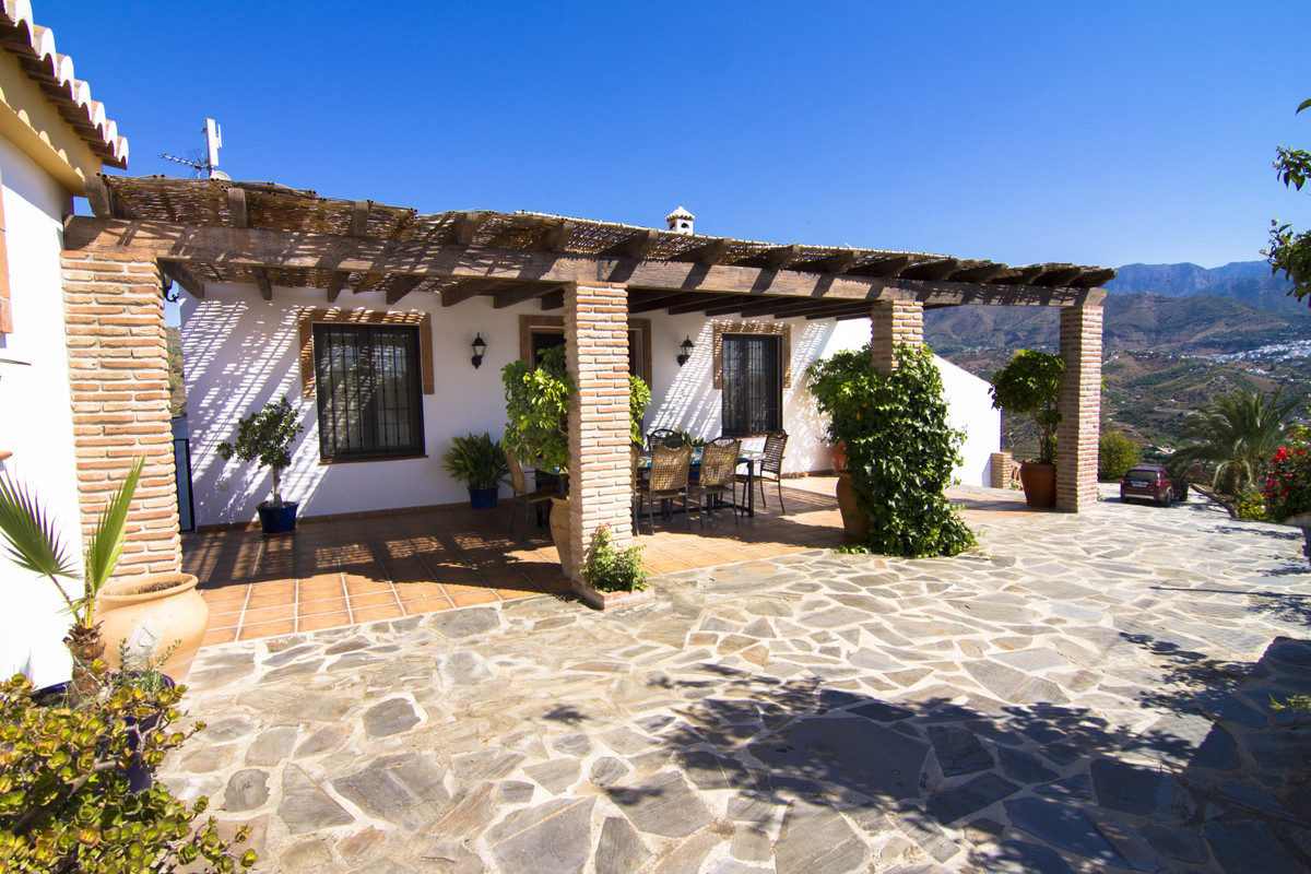 This secluded 242m2 villa has been beautifully reformed in a traditional rustic style and is located just a little under 5km from the Nerja to Frig...